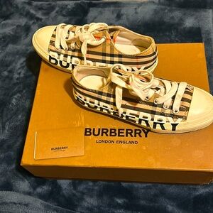 Burberry shoes good condition